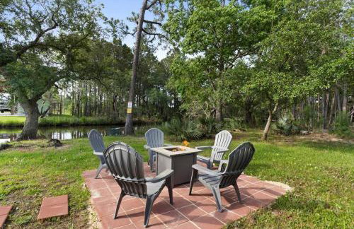 Waterfront Home Game Room Ping Pong Outdoor Bar Area - Foto 3