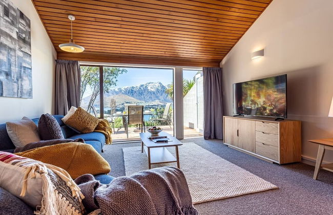 Amazing Lake View Spacious Townhouse with Parking - Photo 1