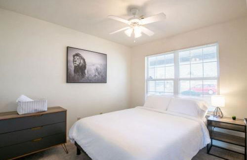 GRAUHAUS Tasteful 3BD with KING bed in Pekin - Foto 11