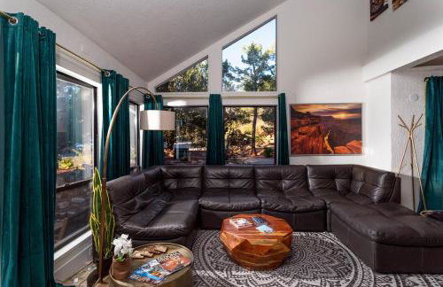 Luxe Boutique-Style Home w/Indoor Hot Tub - Foto 1