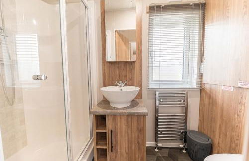 Tastefully decorated lodge on popular holiday park, easy access to Lakes and Dales and free parking - Foto 25