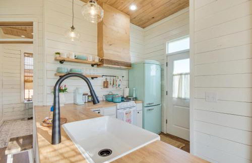 4-Acre Plot Farmhouse-Chic Retreat in Forest! - Foto 9