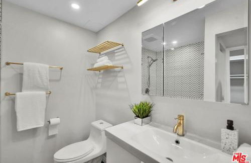 Echo Lake view condo - newly renovated - centrally located - Photo 2