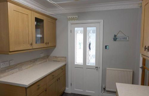 Spacious bungalow with estuary views near Llansteffan - Photo 21