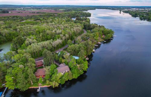 Lakefront Family Retreat with Private Dock! - Foto 44