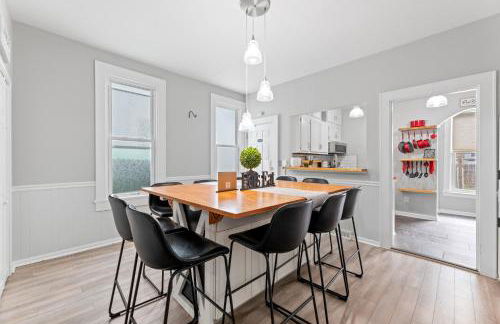 Luxe Suite with Pool Table, King Bed, 3 TVs, & Free Parking - Foto 49