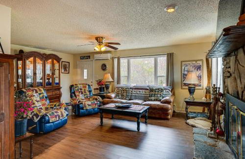 Private Hot Tub and Covered Deck Cozy Whittier Gem - Foto 4