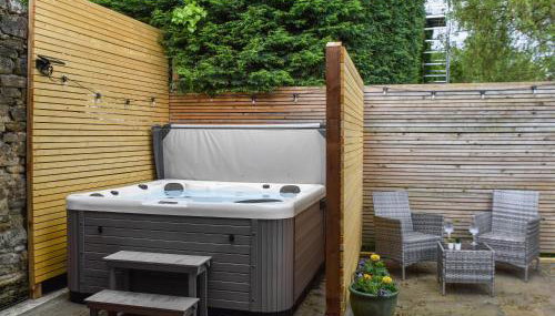 Ye Olde Mottram Chip Shop - Photo 3