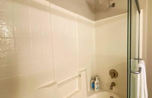 1 Bedroom XL Condo with King bed, Garden View, Parking Included - Foto 23