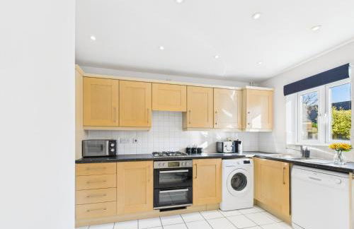 Desert Orchid by Signature Stays - Racecourse - Parking - 5-Bed - Photo 3