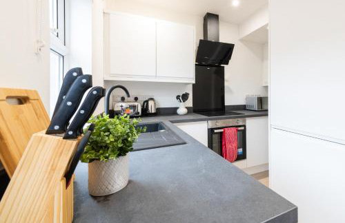 Spacious Modern 2BR - Parking - Workspace Area, Ideal for Contractors & Long Stays - NordStay - Foto 39