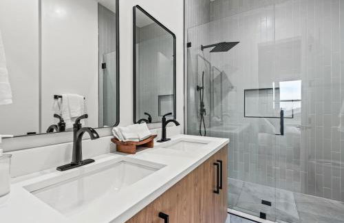 New Modern Dallas Skyline Rooftop Firepit and a Garage - Foto 22