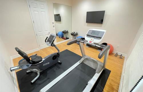 Luxurious Getaway Pool Hot Tub Theater Gym Outdoor Kitchen BBQ 2 Miles to Disney - Foto 13