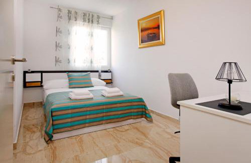 Modern 2-Bed Apt, Late check in available - Photo 14