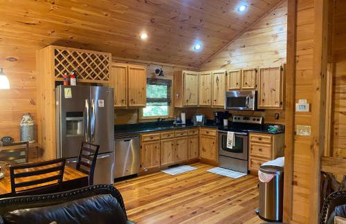 The cozy Lazy Laurel with year-round mountain views, hot tub, fire pit - Foto 9