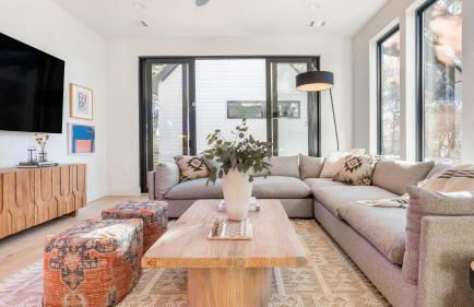 6BDR Luxe Pool Retreat • City Views Ping Pong Foosball Guest House Henley - Foto 13