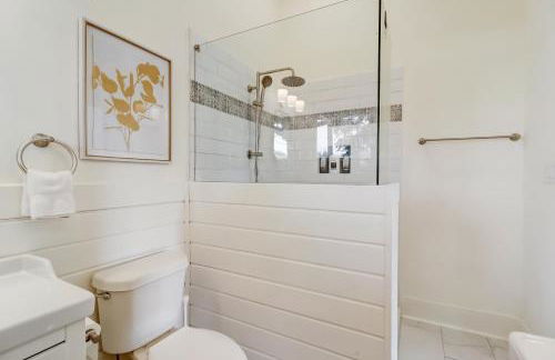 Downtown home with enclosed backyard, deck, streaming, washer/dryer, central AC - Foto 24