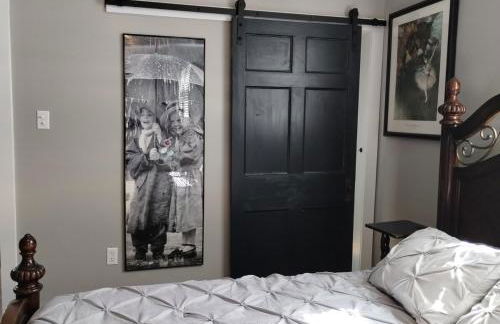 The Bluebird Guesthouse *walk to downtown* - Photo 22