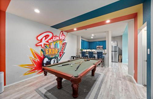 Modern 3-Story Townhome w Pool Table, Sleeps 10 Near Stadiums - Foto 1