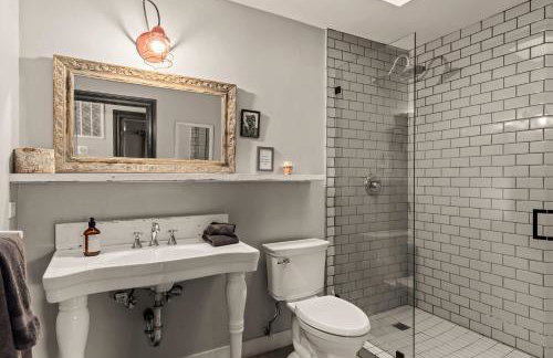 The Outlaw By The Cohost Company - Foto 55