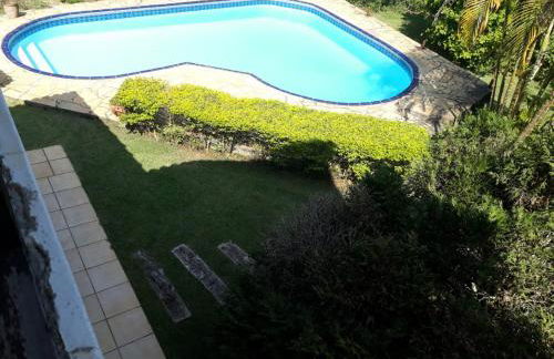 Linda casa em condomínio ecológico de alto padrão a 1h de SP, Terreno de 1500m2 com amplo gramado e piscina, WiFi para Home Office, Área gourmet com churrasqueira, forno de pizza e lareira aconchegante - Foto 7