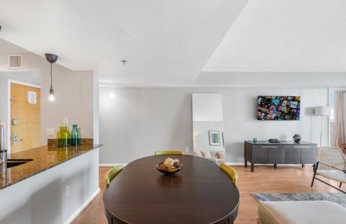 Fantastic 2BR Condo on 31st Floor Free Parking - Photo 14
