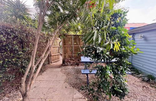 Charming Studio Cabin under Oak tree 2 mins walk to Magazine quiet neighborhood - Foto 17