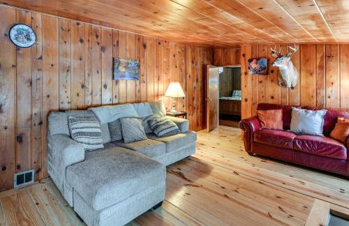 Home Theater and Hot Tub! Home Near Higgins Lake - Foto 6