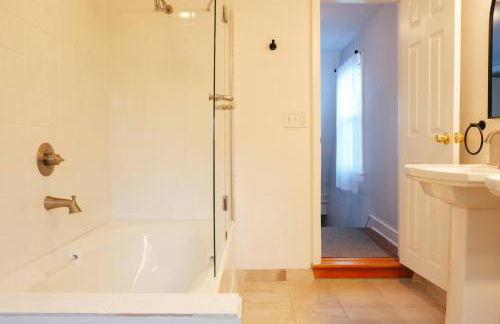 Hot Tub, 2 Blocks to Downtown Saugerties, Sleeps 8 - Foto 36