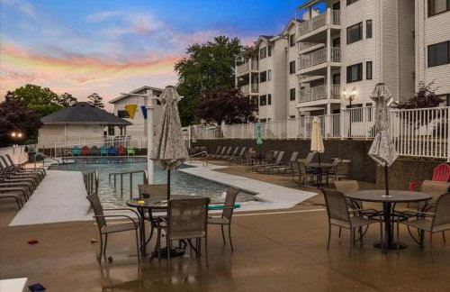 Lakefront Osage Beach Condo + Workspace w/ Pool Views - Foto 34