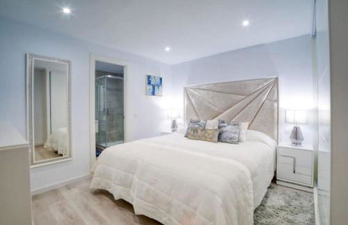 Marbella Luxury Home with Games Room & Sea Views - Photo 20