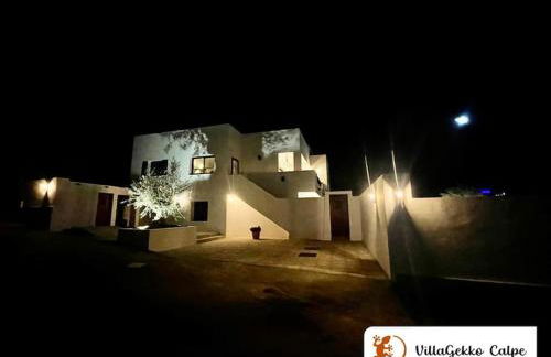 Off-grid Luxury Villa with Tikibar by the pool. - Photo 38