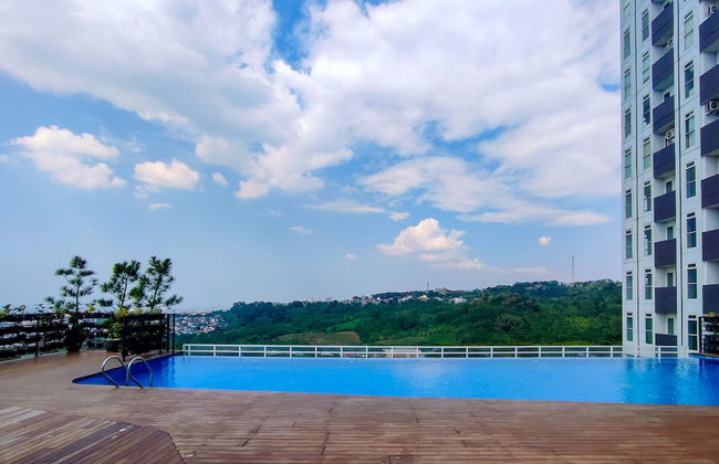 Fancy And Nice 1Br With Extra Room At Amartha View Apartment - Photo 16