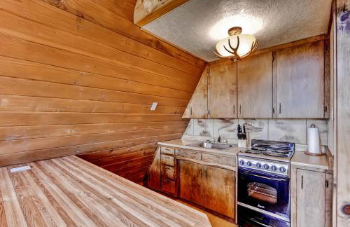 Secluded and Cozy Antimony Cabin with Fire Pit - Foto 8