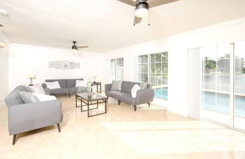 Stunning Lake-Front Villa with Pool & Spa - Foto 8