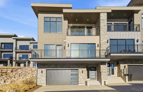 Luxury Hideout w Hot Tub Steam Shower - Photo 14