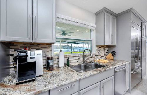 Luxe Private Waterfront Getaway with Pool in Ozona - Foto 4