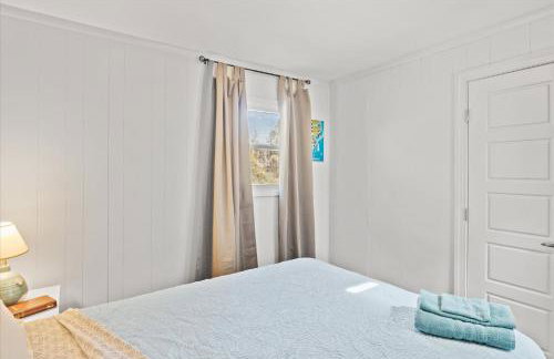 Beachy Getaway - Cozy and Secluded Lodge Home - Foto 9