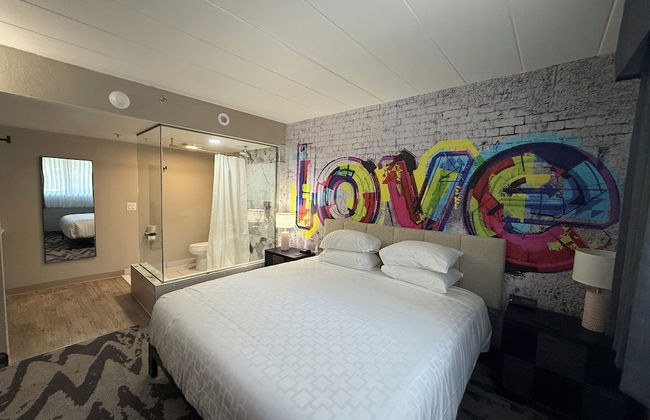 Lighthouse Inn & Suites - Photo 37