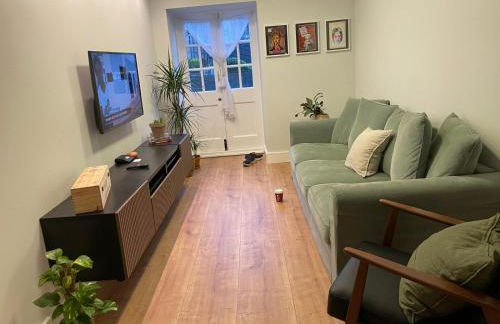 2 beds by Tower Bridge, Walk to Sights & Dining - Photo 13