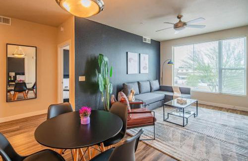 Trendy 2BD Gym Pool Parking WD Sleeps 8 - Foto 19