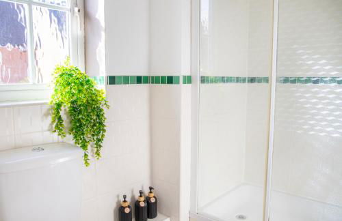 4x Bed Elegant Home with Parking - Photo 24