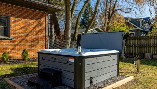 Main Street Retreat Hot Tub Sleeps 8 - Foto 4