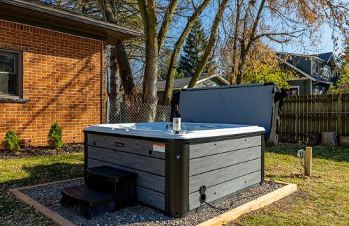 Main Street Retreat Hot Tub Sleeps 8 - Foto 4