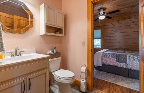 Luxury 4BR Log Cabin Near SIU & Wine Trail - Foto 26