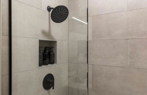 Luxury Downtown King Bed, Rooftop Pool - Photo 28