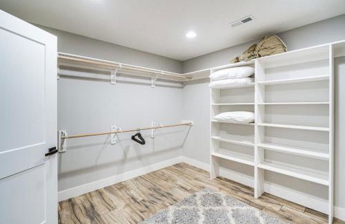 Patio and Fishing Pond! Modern Barndominium Near KC - Foto 14