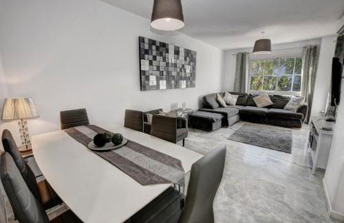 TIMON II, Luxury 3 bedroom Beachside Apartment - Foto 2