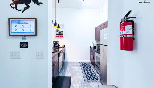 The Stallion #103 - Walk to Attractions - Modern 2BD Loft in Downtown with Patio - Foto 5