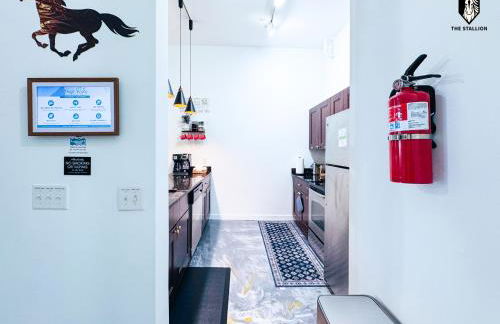 The Stallion #103 - Walk to Attractions - Modern 2BD Loft in Downtown with Patio - Foto 5